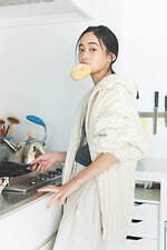 ステュディオス×トゥデイフル、“ふわっと”オーバーサイズなダウンジャケット＆ペインターパンツ｜写真4