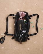 ヴェルサーチェ24年クリスマス、ふんわりキルティングレザーバッグやメタルロゴ入りショルダー｜写真18