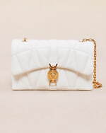 ヴェルサーチェ24年クリスマス、ふんわりキルティングレザーバッグやメタルロゴ入りショルダー｜写真19