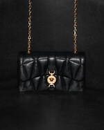 ヴェルサーチェ24年クリスマス、ふんわりキルティングレザーバッグやメタルロゴ入りショルダー｜写真26