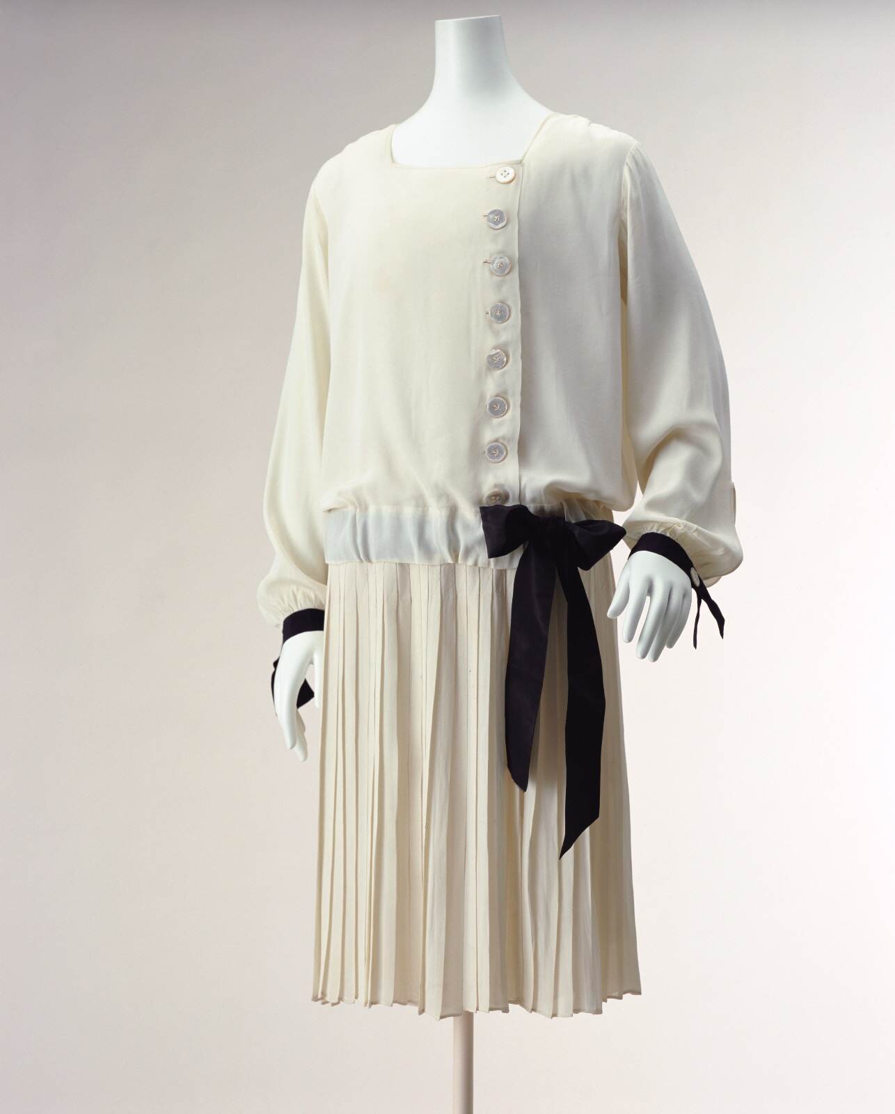 “アール・デコとファッション”ひもとく展覧会が三菱一号館美術館で、シャネルやランバンなど約310点