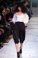 マタニティ・モデルも登場！ -  リミフゥ(LIMI feu)の2011年春夏コレクション｜写真1