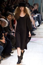 マタニティ・モデルも登場！ -  リミフゥ(LIMI feu)の2011年春夏コレクション｜写真15