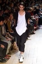 マタニティ・モデルも登場！ -  リミフゥ(LIMI feu)の2011年春夏コレクション｜写真21