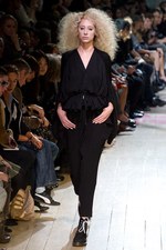 マタニティ・モデルも登場！ -  リミフゥ(LIMI feu)の2011年春夏コレクション｜写真25