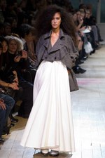 マタニティ・モデルも登場！ -  リミフゥ(LIMI feu)の2011年春夏コレクション｜写真40