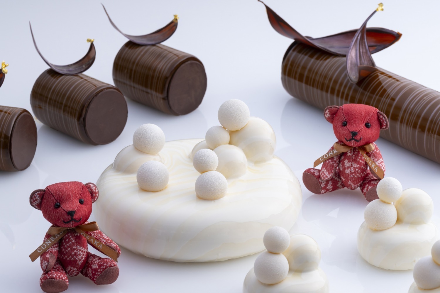 チョコレートケーキ｜コンラッド大阪24年クリスマスケーキ、ホテルアート着想の球体バニラムースやブッシュ・ド・ノエル