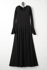 ミューラル“静謐なジャズ音楽”に着想したジャケット＆“穏やかな夜”のフレアドレス｜写真3