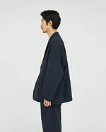 フレッシュサービス×フイナム“編集者の仕事着”想定したセットアップ、豊富な収納とイージーケア素材で｜写真17