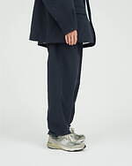 フレッシュサービス×フイナム“編集者の仕事着”想定したセットアップ、豊富な収納とイージーケア素材で｜写真24