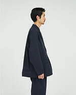 フレッシュサービス×フイナム“編集者の仕事着”想定したセットアップ、豊富な収納とイージーケア素材で｜写真15