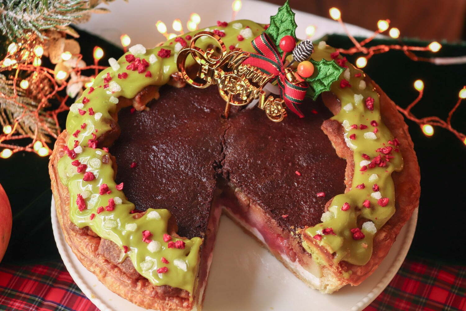アップルパイ｜グラニースミスの“クリスマスリース風”アップルパイ、濃厚チョコレート×甘酸っぱいベリーのハーモニー