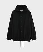 イレニサ“バックのドレープ”引き立つフード付きジャケット＆ワイドパンツ、ステュディオス限定で｜写真1