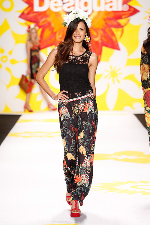 によって デシグアル ラメ カット 半袖 Tシャツ アウトレット セール Desigual スペイン 22 トラストshop レディース Desi 春夏 22swtkae15 サングラス 女性 顔 によって