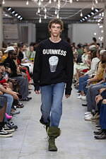 JW アンダーソン×ギネス、“黒ビールのパイント”Tシャツ＆“泡立ちパール”スウェット｜写真9