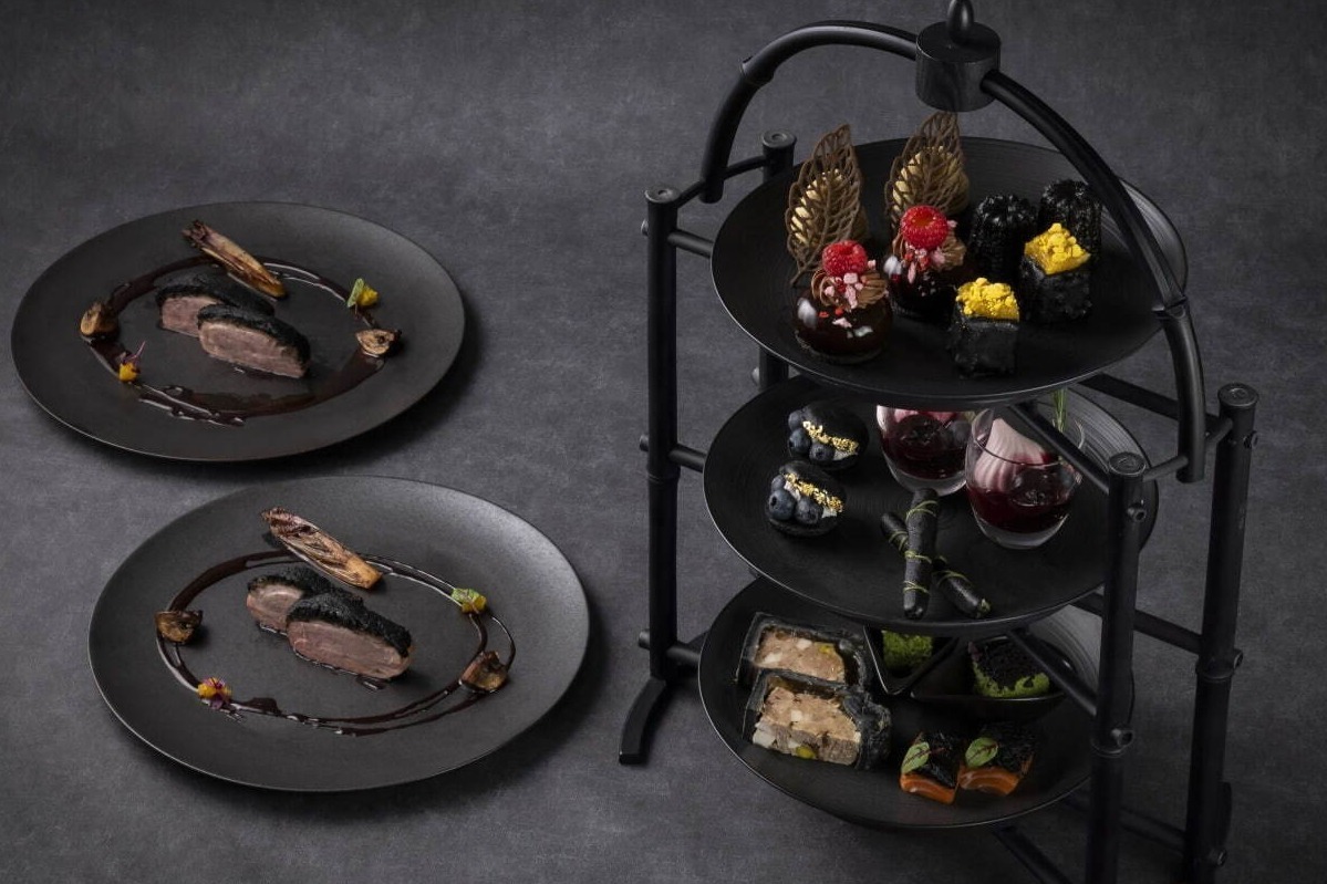 モンブラン｜東京プリンスホテル“漆黒”アフタヌーンティー、ブラックカラーのカヌレやマカロン