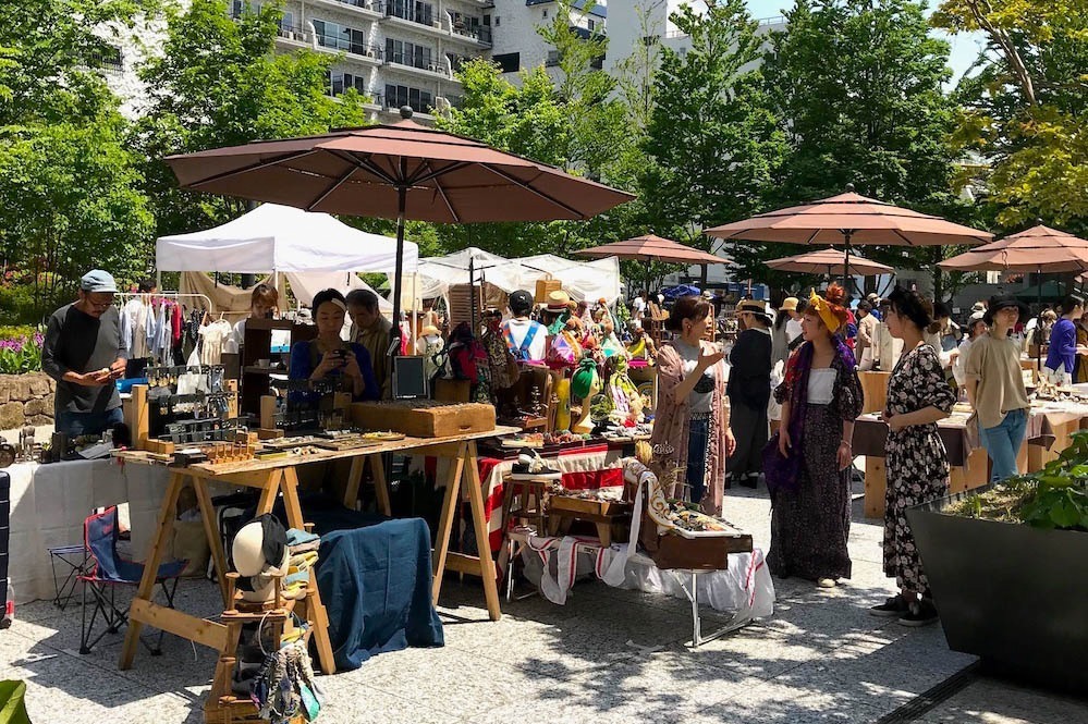 骨董品｜「渋谷蚤の市」渋谷ガーデンタワー屋外広場に、ヴィンテージやアンティーク100店前後が出店