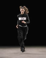 バレンシアガ×アンダーアーマー - フーディを変形させたバッグや“重ね着風”スポーツウェア｜写真11