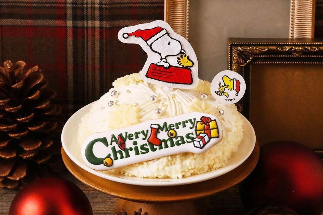 クリスマスケーキ｜ピーナッツ カフェ24年クリスマス、“スヌーピー＆ウッドストック”の雪山風ホワイトチョコケーキ