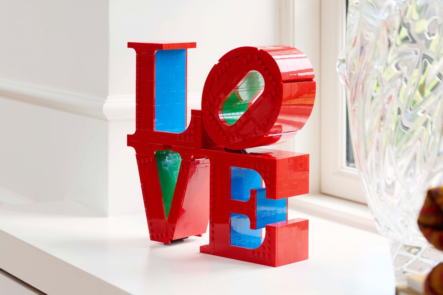カラフルなポップアート作品 'Love' 大人レゴ「LOVE」モニュメントがモチーフに、インテリアにもなる