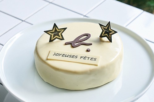 クリスマスケーキ｜アニエスベー×ピエール・エルメ・パリ24年クリスマスケーキ、“b.”ロゴ入りバニラ尽くしの味わい