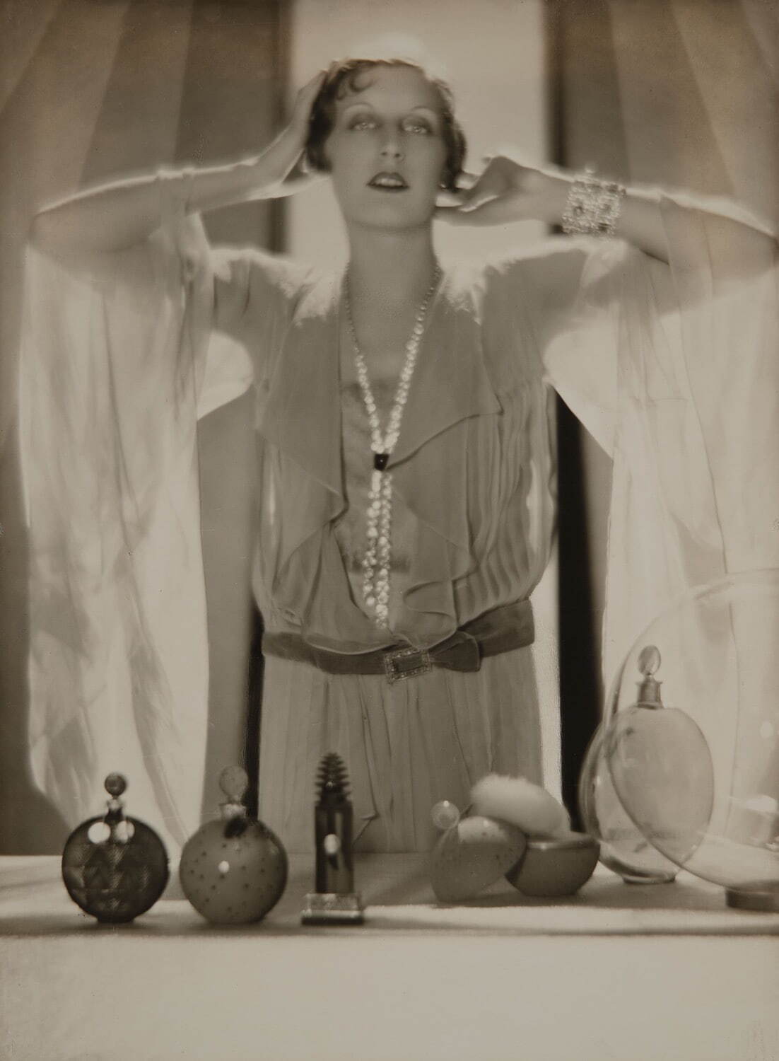 アドルフ・G・ド・メイヤー 《手をあげてポーズをとる女性》
1920年代 神戸ファッション美術館蔵