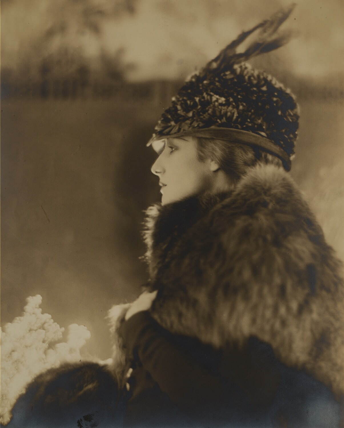 アドルフ・G・ド・メイヤー 《「ヴォーグ」誌より ドロレス》
1918年 神戸ファッション美術館蔵