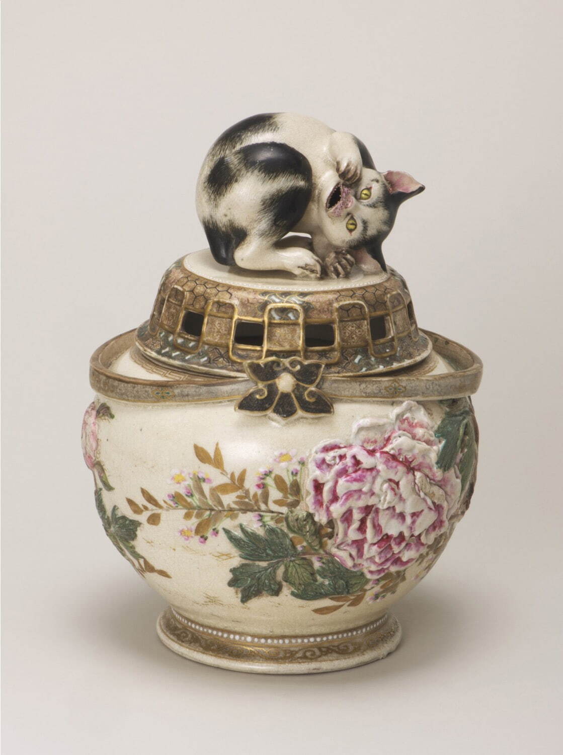 宮川香山 《高浮彫牡丹ニ眠猫覚醒大香炉》 明治時代前期
陶磁器 H29.7cm 田邊哲人コレクション(横浜美術館に寄託)