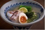京都「下鴨茶寮」×AFURIのラーメン店が銀座に、“とろ～り”煮玉子のせ鯛の潮出汁ラーメンや日本酒｜写真1