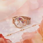 オリビア・バートン24年クリスマスギフト“舞う蝶と花々”ダイヤルの腕時計、ブレスレット＆ポーチ付き｜写真1