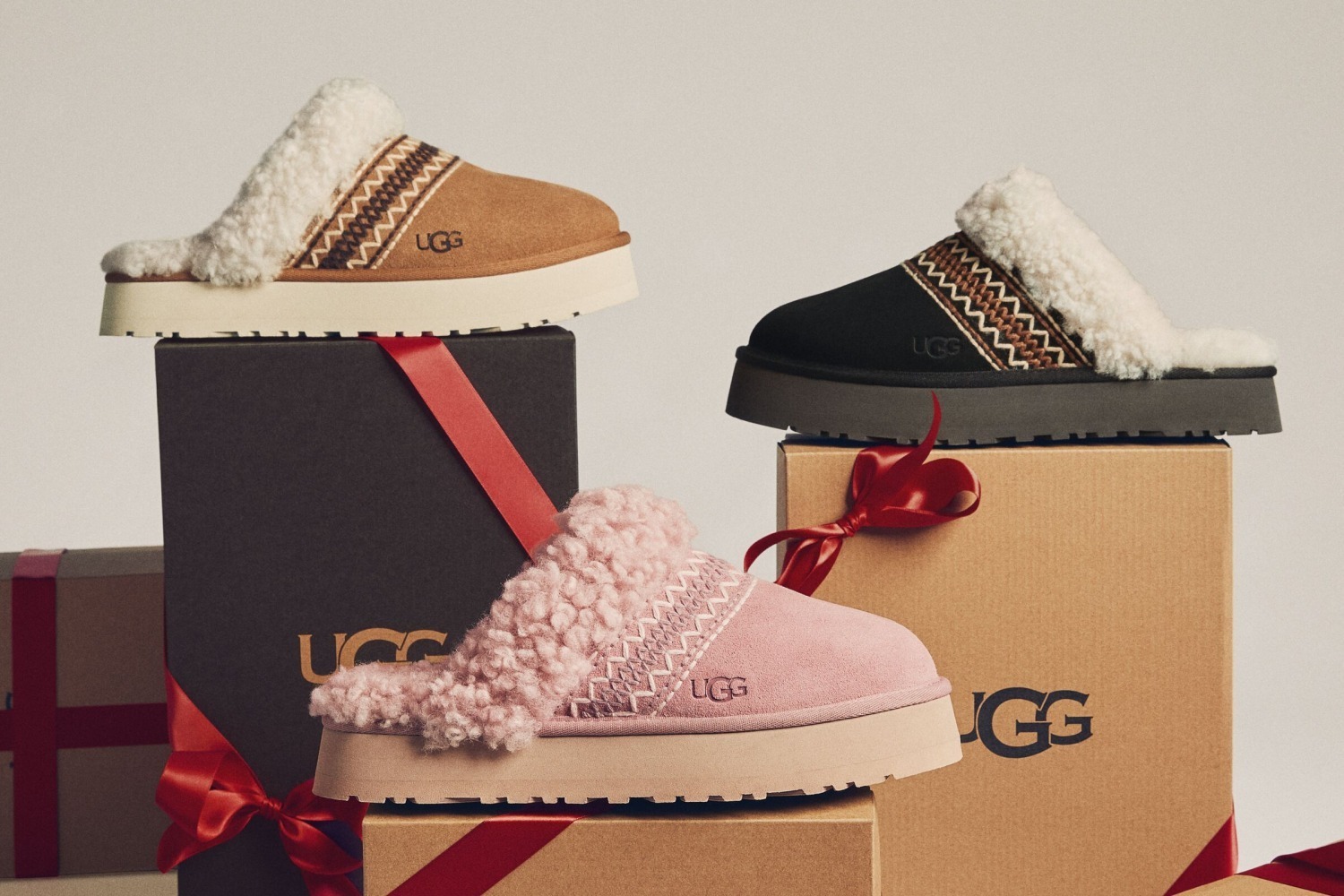 厚底ブーツ｜UGG24年クリスマス、ハンドステッチ＆ボリュームファーのスエードスリッパやブーツ