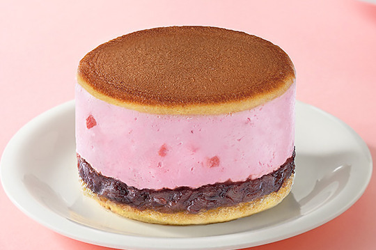 どら焼き｜ファミリーマートのネオ和菓子、極厚いちごムースのどら焼きバーガー＆抹茶と黒蜜のふわもち大福