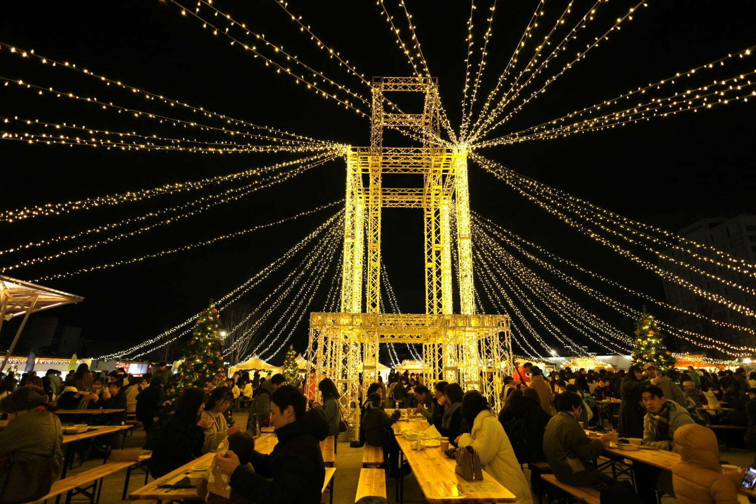 マーケット｜「ひろしまクリスマスマーケット」ひろしまゲートパークで、ホットワインなど定番グルメや雑貨が集結