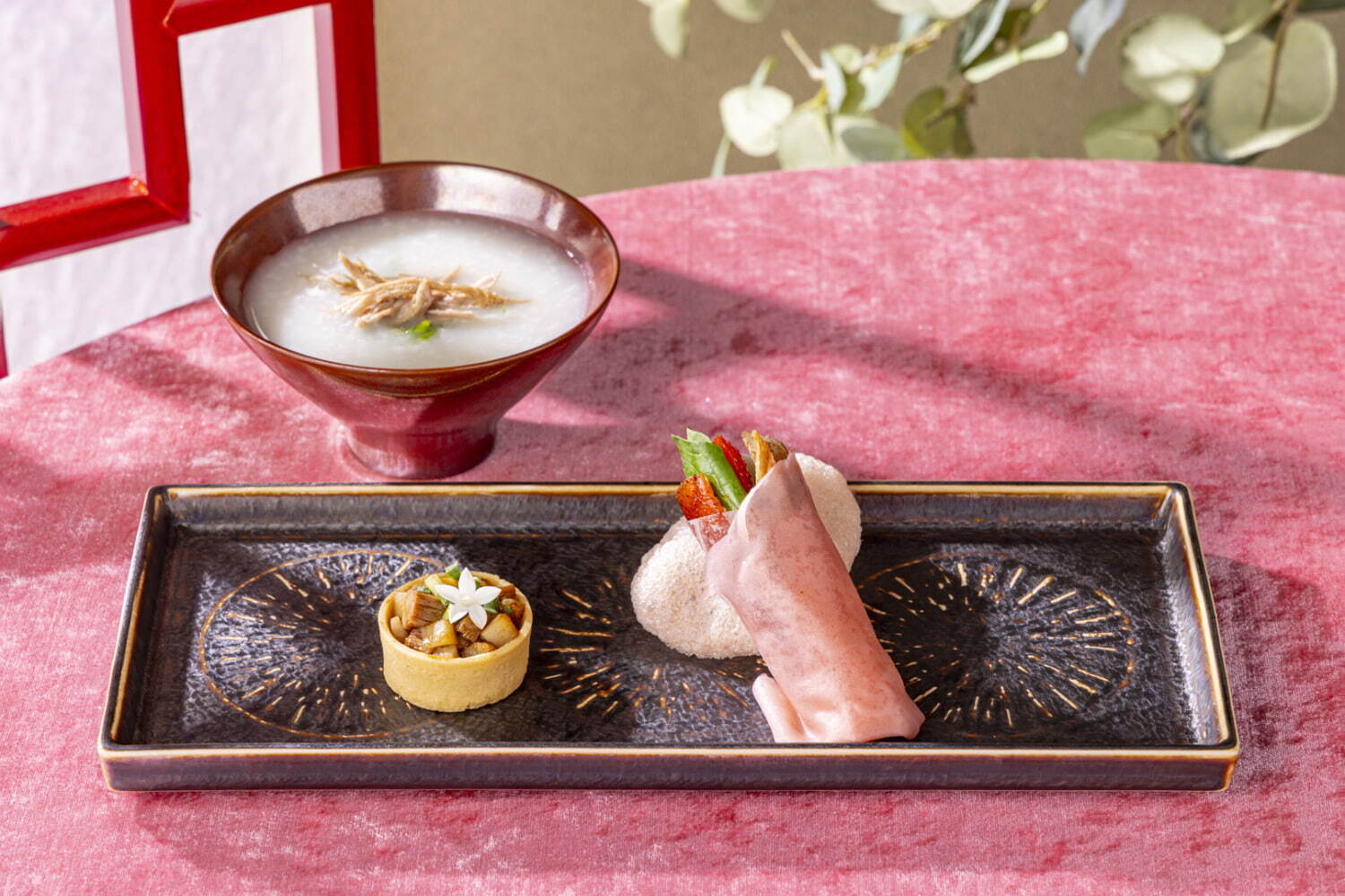 ヒルトン名古屋のいちごチャイニーズアフタヌーンティー、ごろっと苺入りごま団子や“まるで苺”なムース｜写真4