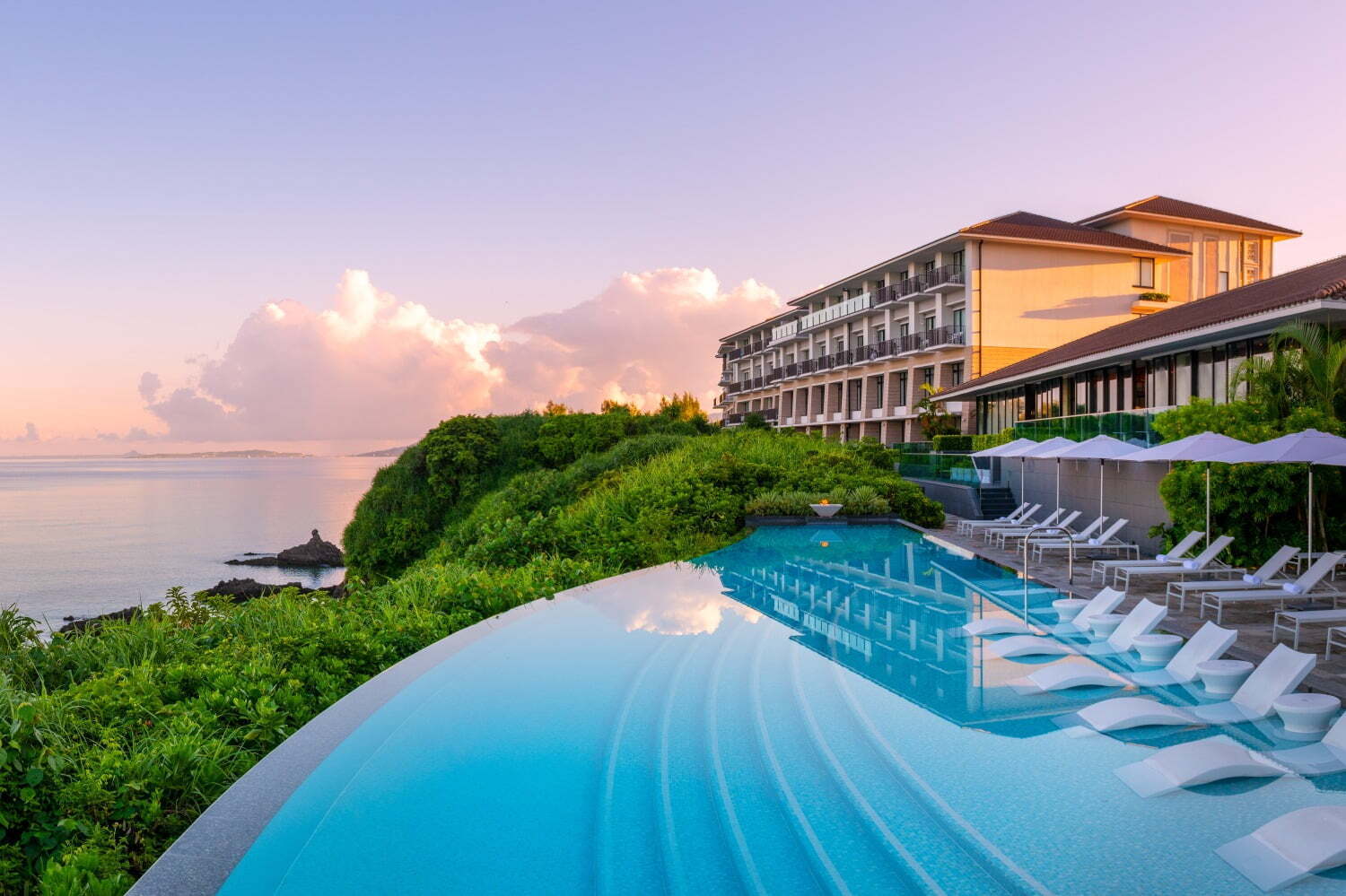 沖縄｜「ハレクラニ沖縄」ホテル初！冬の屋外温水プール、透き通る海＆サンセット眺める贅沢時間