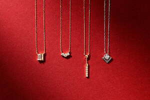 ヴイエー ヴァンドーム青山24年クリスマスジュエリー、“都会のビル”着想ネックレス＆お守りペアリング