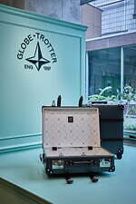 グローブ・トロッター 青山限定スーツケース、チャコールボディ×北極星モチーフのライニング｜写真9