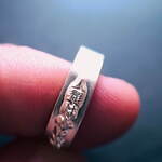 谷川俊太郎の“詩を纏う”指輪、「二十億光年の孤独」の一行を選んで刻印｜写真2