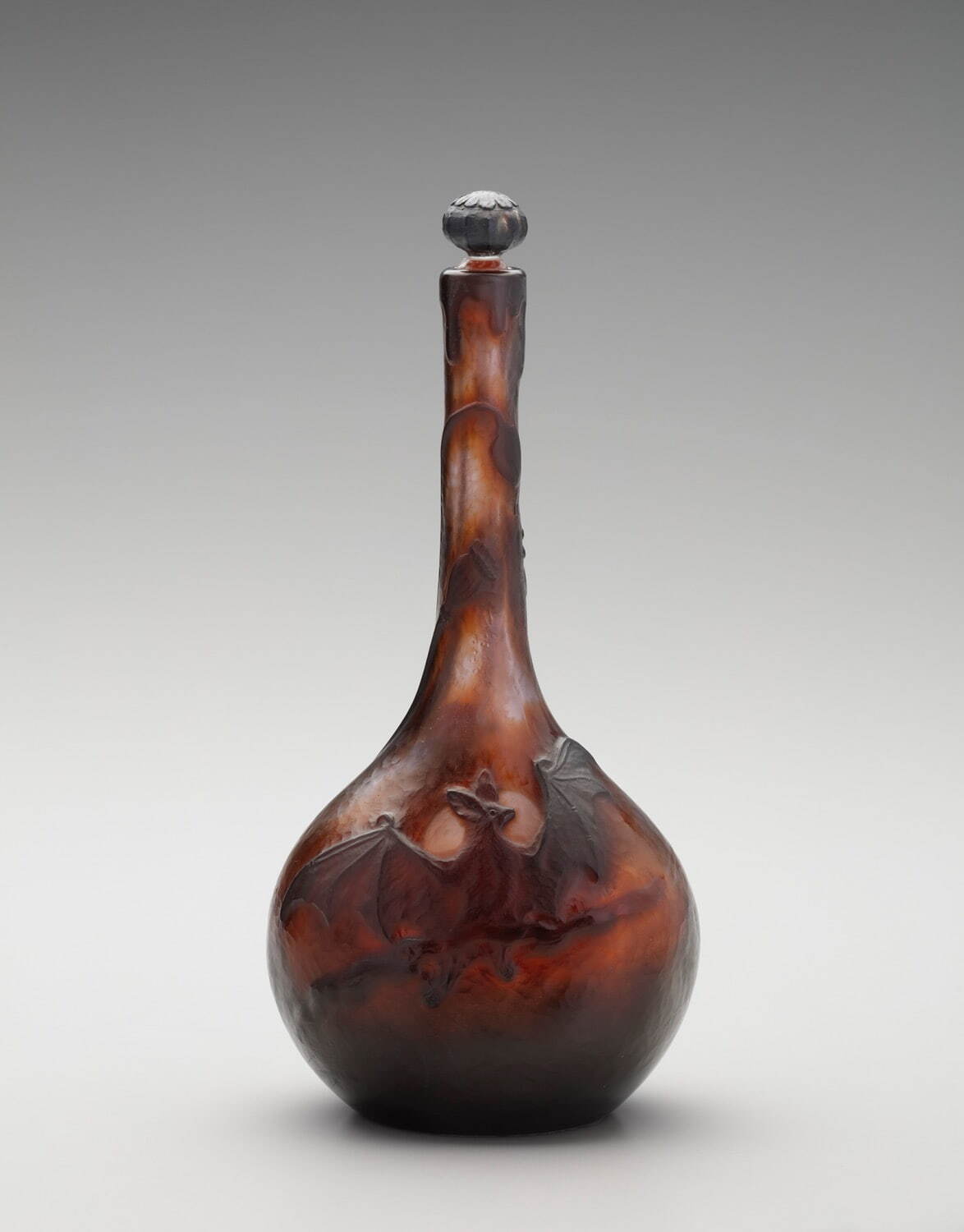 エミール・ガレ 《栓付瓶「蝙蝠・芥子」》 1892年 サントリー美術館
