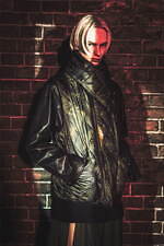 S'YTE×タイオンのダウンジャケット、ボタニカル柄ロングMA-1＆刺繡チャイナジャケット｜写真24