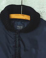 タイオン“ヴィンテージ着想”ショート丈×リブ仕様のダウンジャケット、ビーミング by ビームス限定で｜写真3