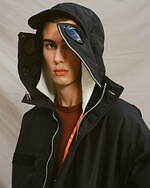 アイ ジュンヤ ワタナベ マン×C.P. カンパニー“ゴーグルフード仕様”の中綿ナイロンコート｜写真2