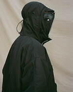 アイ ジュンヤ ワタナベ マン×C.P. カンパニー“ゴーグルフード仕様”の中綿ナイロンコート｜写真3