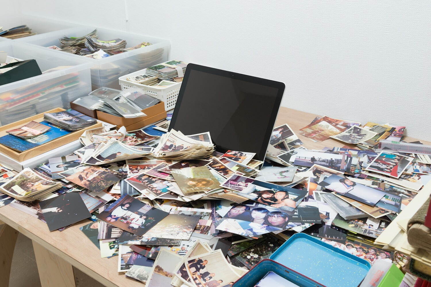 原田裕規 《写真の山》 2017年-