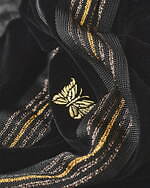 ニードルズのラブレス限定“上質ベロア”トラックパンツ、ラメ入りストライプ＆金パピヨン刺繍｜写真1