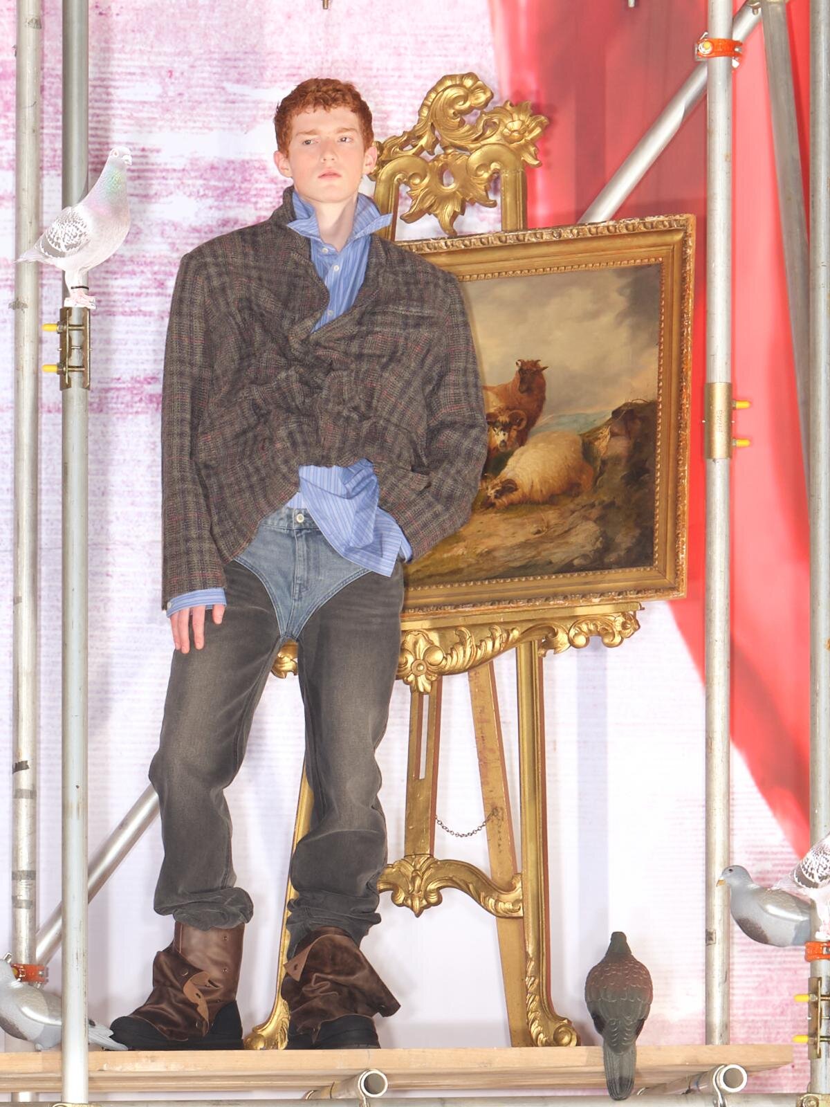 ツートーンストレートレッグデニム 9,999円、ワイヤーボーン ポプリンシャツ 9,999円 ウールブレンドブレザー 24,999円、ゲイターディテール レザーブーツ 29,999円