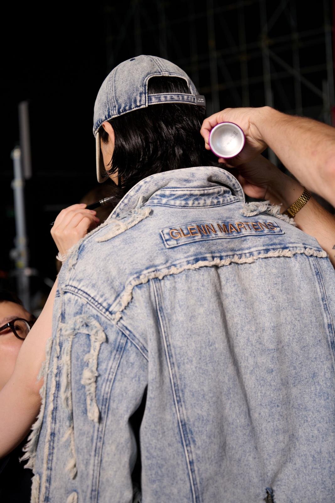 H&M×グレン・マーティンス、“自由に変形”コートやだまし絵プリントのトップスなど｜写真18