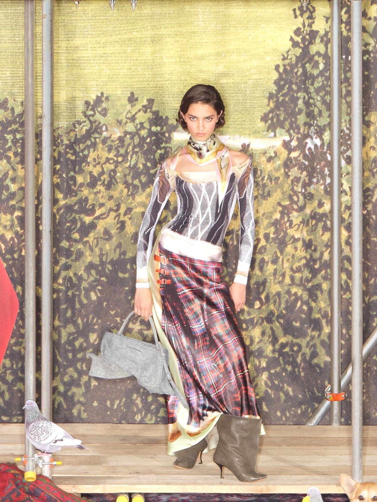 プリントサテンスカート 7,999円、プリントトップス 5,499円 シルクネックスカーフ 6,999円、ショルダーバッグ 9,999円 レザーヒールアンクルブーツ 34,999円