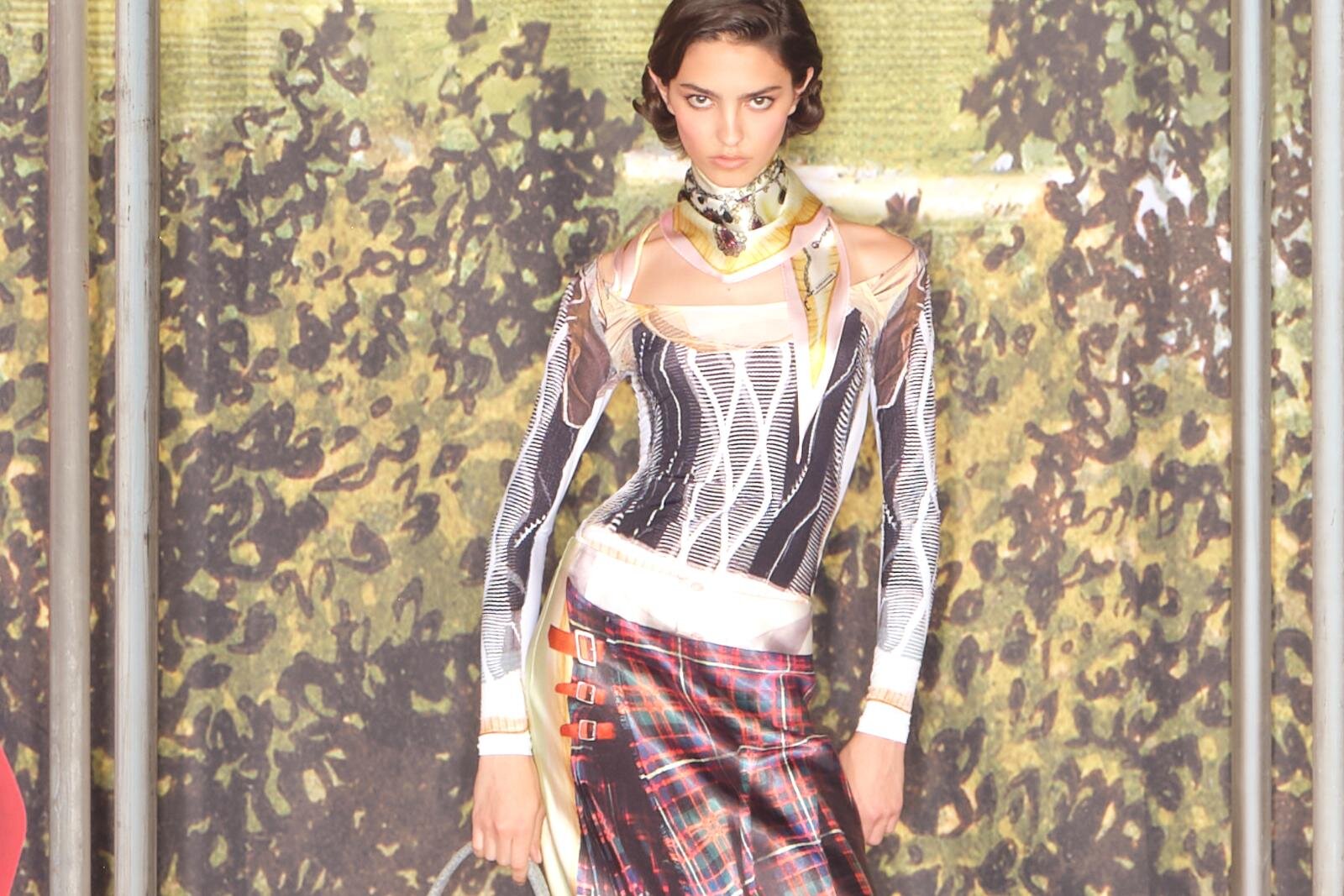 H&M×グレン・マーティンス、“自由に変形”コートやだまし絵プリントのトップスなど