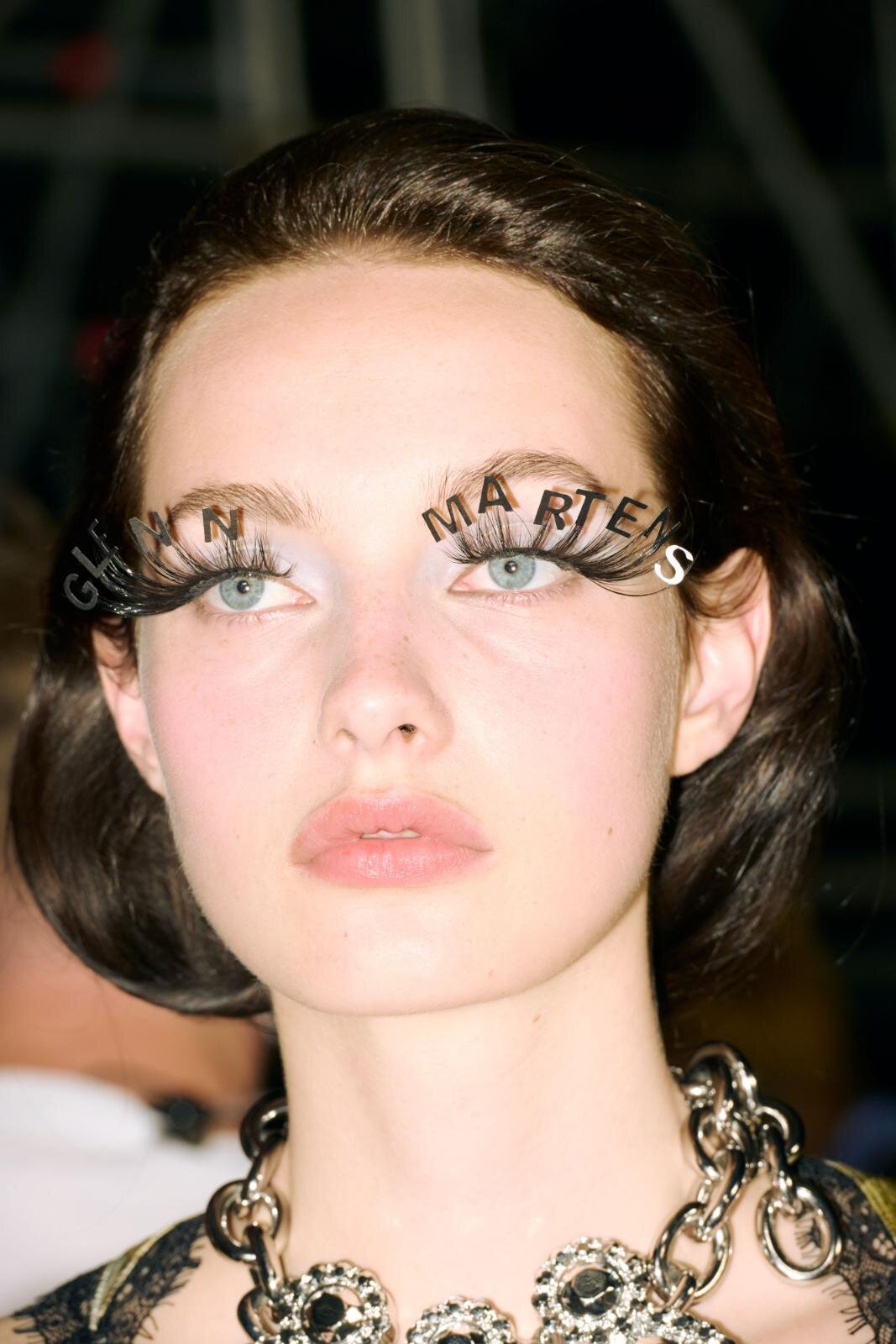 H&M×グレン・マーティンス、“自由に変形”コートやだまし絵プリントのトップスなど｜写真17